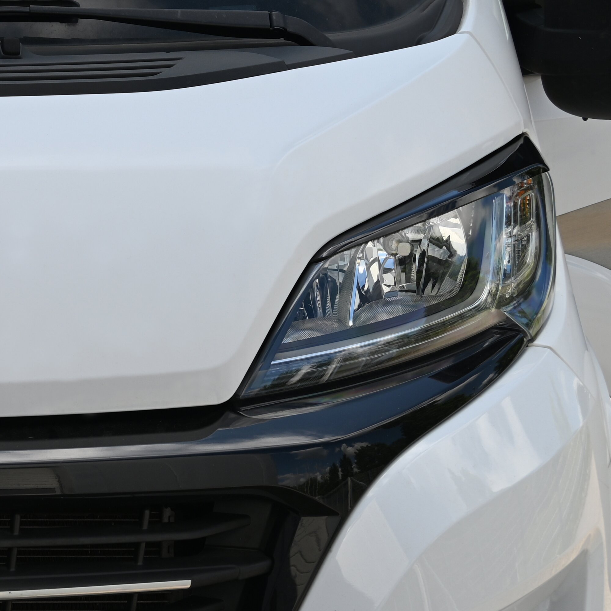 RDX Scheinwerferblenden Böser Blick, schwarz glänzend für VW Crafter / MAN TGE ab Bj